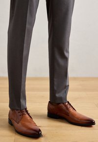 Unselected, torino/tan/red