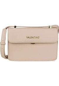 Borsa a tracolla in pelle rosa chiaro con chiusura a pattina, hardware dorato e logo "VALENTINO" in rilievo sul davanti. Include tracolla regolabile.