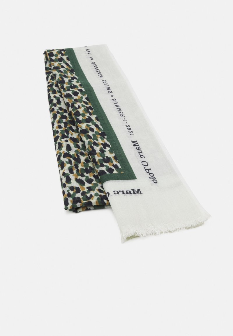 Écharpe multicolore avec une bordure verte et un motif léopard. Le tissu semble doux avec des bords effilochés. Texte imprimé inclus.