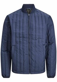 Mörkblå quiltad jacka med dragkedja fram, ribbad krage, elastiska ärmslut och två sidofickor; har en mjuk, lätt textur.