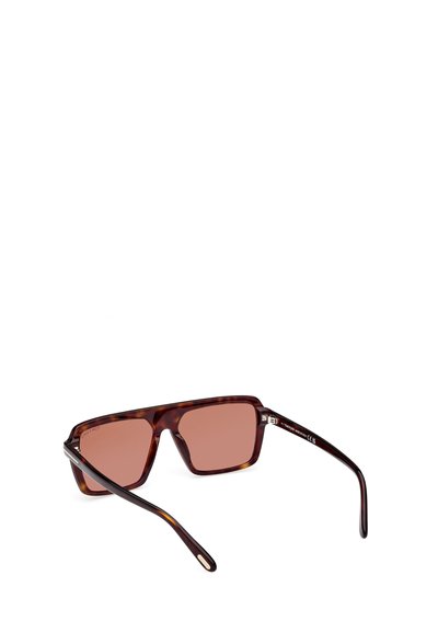Brązowe okulary przeciwsłoneczne w stylu tortoiseshell z prostokątnymi soczewkami. Soczewki w brązowym odcieniu i błyszczące oprawki. Posiada cienkie zauszniki z detalem logo.