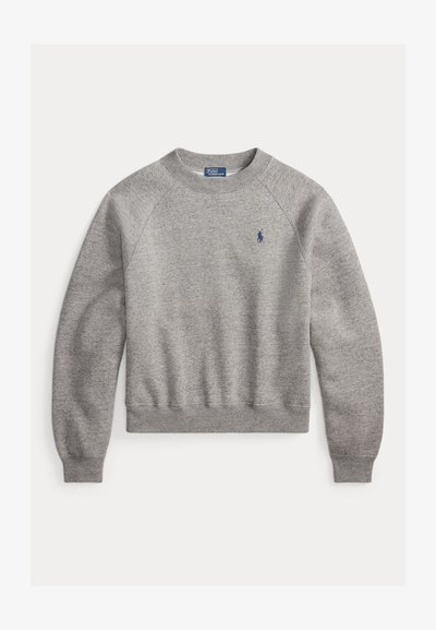 Sudadera gris hecha de una tela suave, con un escote redondo, puños y dobladillo acanalados, y un pequeño logo azul en el pecho.