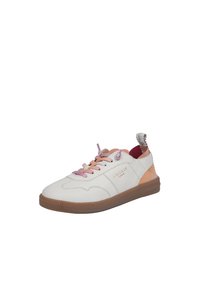 Baskets blanches en toile avec une semelle en caoutchouc. Présente des lacets roses, un accent pêche sur le talon et un design texturé sur la semelle.