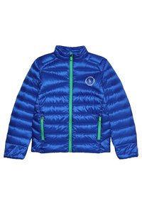 Modrá zateplená bunda vyrobená ze lesklé tkaniny; má plný přední zip se zelenými akcenty a dvě boční kapsy, které zobrazují logo nášivku.