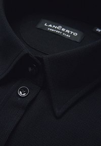 Czarna, teksturowana koszulka polo z klasycznym kołnierzykiem, dwoma guzikami oraz metką z napisem "LANCERTO Comfort Plus."