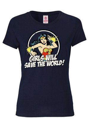 Camiseta de algodón azul marino con una ilustración impresa de estilo cómic de una superheroína acompañada del texto "¡LAS CHICAS SALVARÁN AL MUNDO!"
