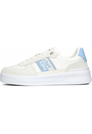 Sneaker bianche con accenti azzurri, realizzate in un mix di suede e tessuto. Presentano un logo stampato di lato e una suola bianca.