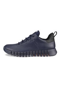 Scarpe da ginnastica di colore blu navy con una tomaia in pelle testurizzata, suola in gomma flessibile e suola segmentata distintiva per una migliore aderenza e comfort.
