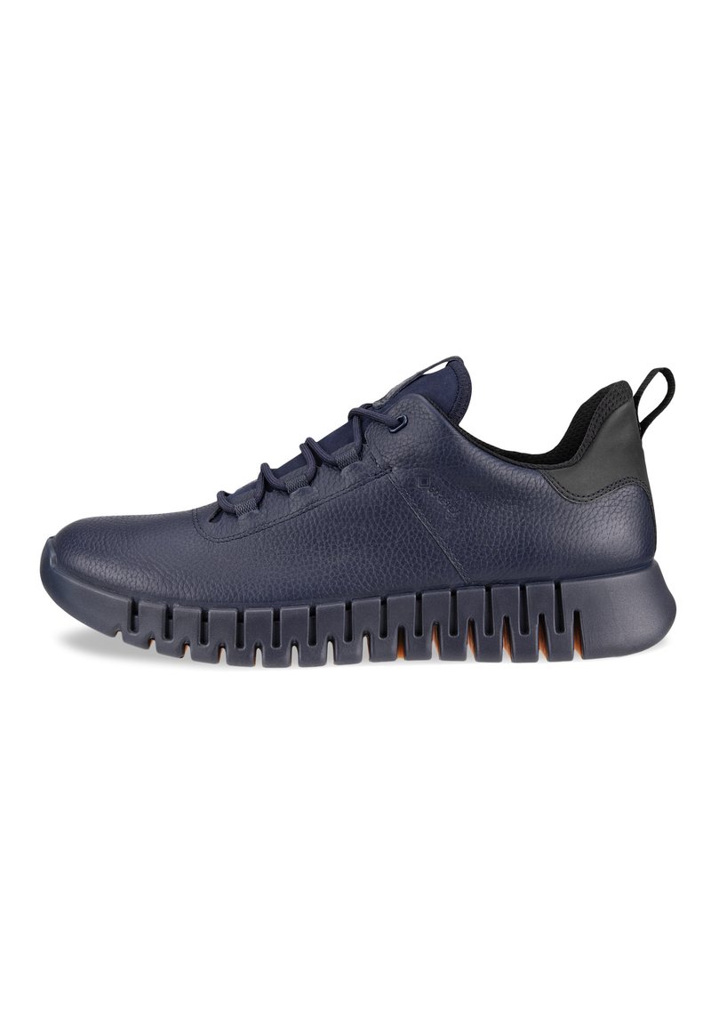 Scarpe da ginnastica di colore blu navy con una tomaia in pelle testurizzata, suola in gomma flessibile e suola segmentata distintiva per una migliore aderenza e comfort.