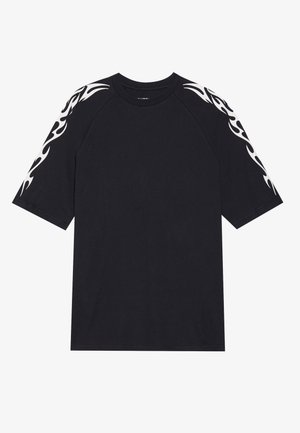 Sort t-shirt med korte raglanærmer og hvide flammer som grafik omkring skuldrene. Fremstillet af et glat, let stof.