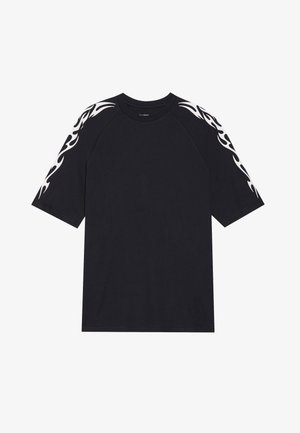 Sort t-shirt med korte raglanærmer og hvide flammer som grafik omkring skuldrene. Fremstillet af et glat, let stof.