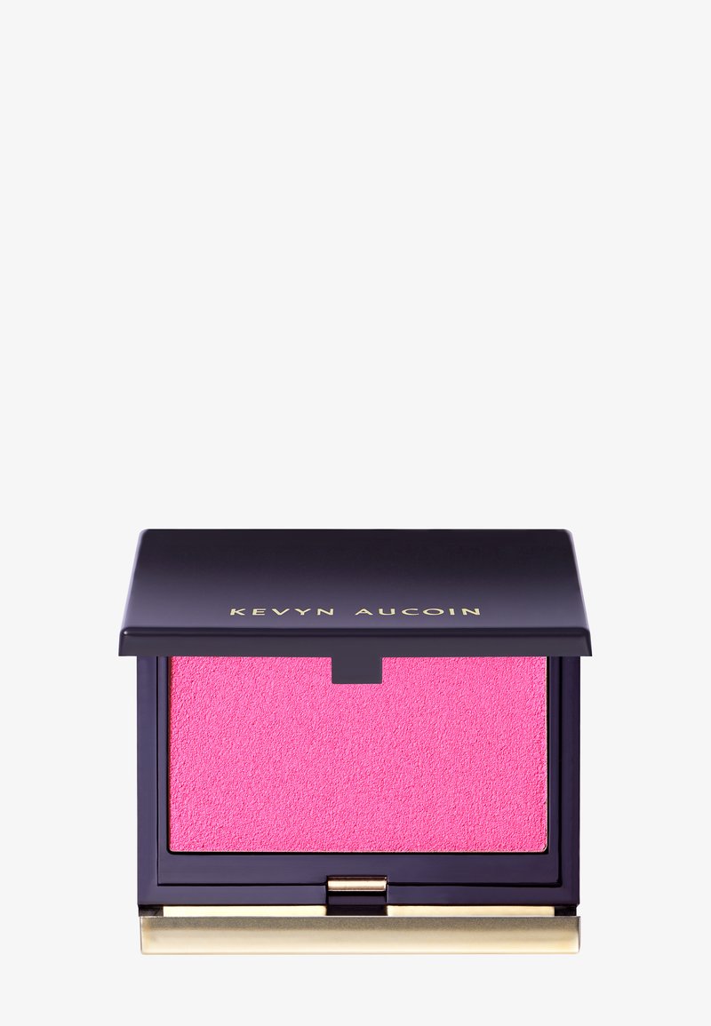 Kevyn Aucoin blushkompakt med ett mörkt lila fodral och guldaccenter, med en texturerad ljusrosa blush inuti.