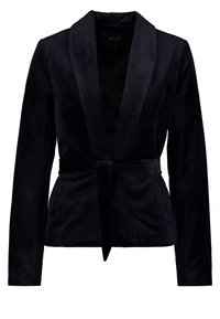Černý sametový blazer s šálovým límcem, otevřeným předním dílem a pásem ze shodné látky. Má dlouhé rukávy a hladkou texturu.