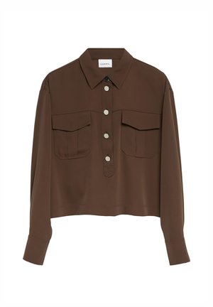 Brązowa koszula z długim rękawem z kołnierzykiem, cztery przednie guziki i dwie kieszenie na klapki na piersi, krótki krój, widoczna metka marki "COMMA" wewnątrz kołnierza.