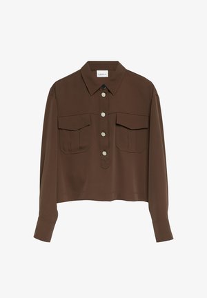 Brązowa koszula z długim rękawem z kołnierzykiem, cztery przednie guziki i dwie kieszenie na klapki na piersi, krótki krój, widoczna metka marki "COMMA" wewnątrz kołnierza.