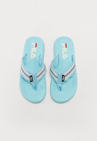 Sandale flip-flop de culoare albastru deschis, cu curele texturate cu dungi roșii și albe; talpa din cauciuc; logo-ul Fila pe talpa sandalelor și pe curea.