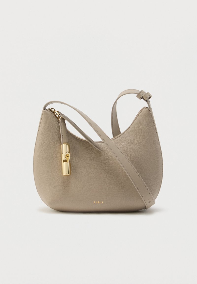 Sac à bandoulière en cuir beige à forme arrondie, fermeture éclair dorée, bandoulière fine réglable et petit logo Furla doré sur le devant.