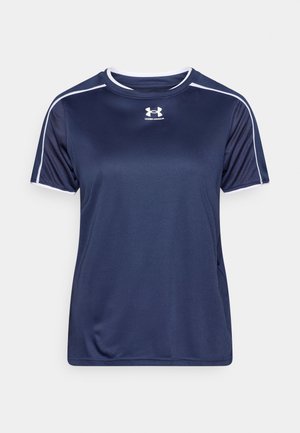 Sportovní tričko námořnicky modré barvy vyrobené z látky odvádějící vlhkost, s bílými akcenty na ramenou a kulatým výstřihem.