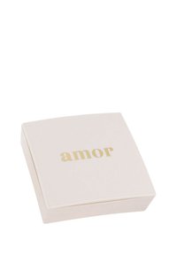 Scatola quadrata di colore rosa chiaro con bordi arrotondati, sulla parte superiore della quale è impressa la parola "amor" in lettere dorate. Texture liscia, design minimale.