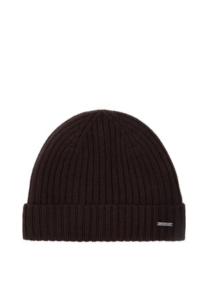 Dunkelbraune gerippte Strickmütze mit umgeschlagenem Rand und kleinem Metall-Brandetikett am Bündchen.