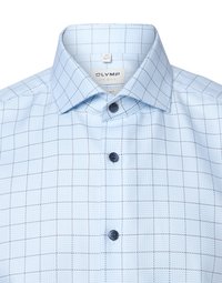 Lichtblauw overhemd met knoopsluiting en een klein ruitpatroon, met een spread collar, zwarte knopen en een gestructureerde stof. Etiket zichtbaar bij de kraag.