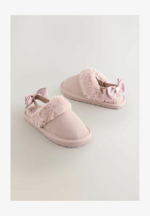 Roza semišasta copata z razkošno roza krzneno obrobo, ravnim podplatom in okrasno pentljo na hrbtni strani. Mehka tekstura primerna za notranjo uporabo.