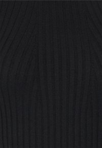 Tissu noir côtelé avec des lignes texturées verticales. Texture douce avec une finition mate, créant un motif subtil de vagues sur la surface.