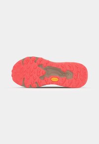 Vibram ydersål med et struktureret mønster i lys pink og tan, der har dybe riller for greb og et gult Vibram-logo.