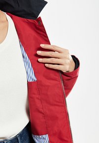 BERMUDES NEW BALTIMORE - Parka - amarante