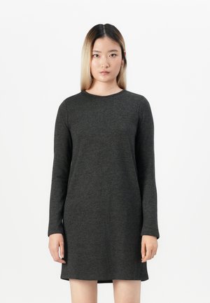 Abito grigio scuro a maniche lunghe con scollatura rotonda, realizzato in tessuto morbido. L'abito ha una vestibilità ampia e arriva sopra il ginocchio con dettagli minimi.
