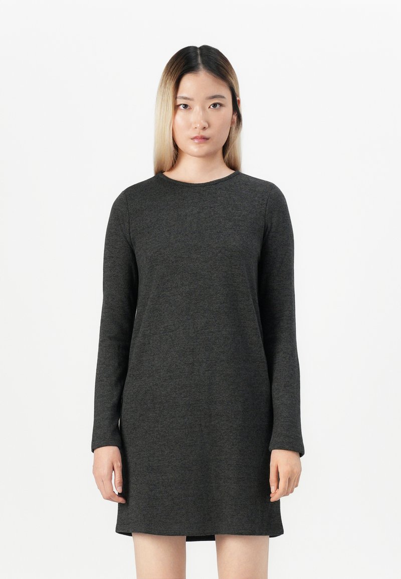 Vestido longo de mangas compridas cinza-escuro com decote redondo, feito de tecido macio. O vestido tem um corte solto e cai acima do joelho, com detalhes mínimos.