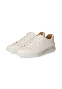 Baskets en cuir blanc avec une texture lisse, présentant un design basse, un bout arrondi et un système de laçage traditionnel.