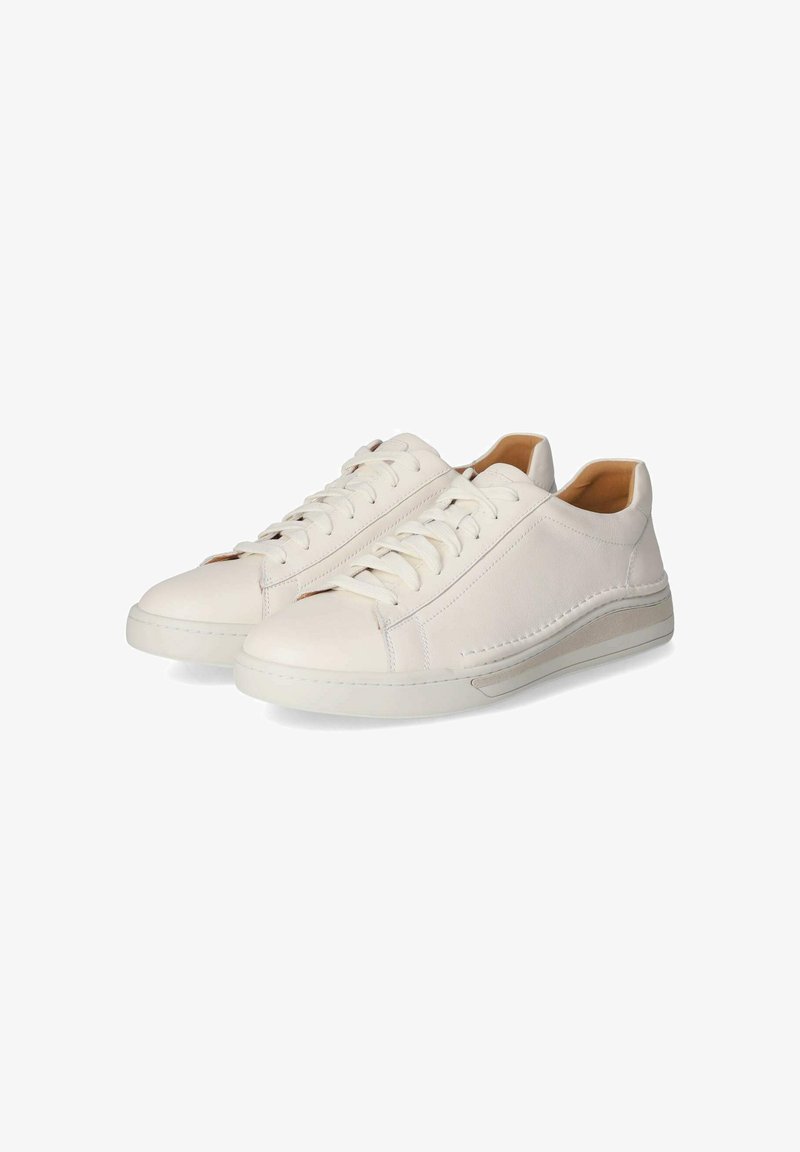 Zapatillas de cuero blancas con una textura suave, que presentan un diseño de caña baja, punta redonda y cierre tradicional con cordones.