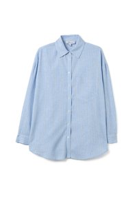 Camicia button-up azzurro chiaro con stripe verticali bianche, maniche lunghe, colletto sartoriale e una tasca sul petto. Texture del tessuto morbida.