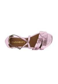 Sandal in metallo rosa con un design a strisce e accenti testurizzati sovrapposti sulla punta. Fodera interna marrone con il nome del marchio in oro.