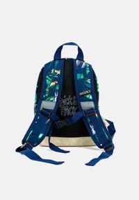 Marineblauwe rugzak met een bloemmotief, mesh achterkant en verstelbare schouderbanden. Bevat grijze accenten en een "pick & PACK" logo. Gemaakt van duurzaam fabric.