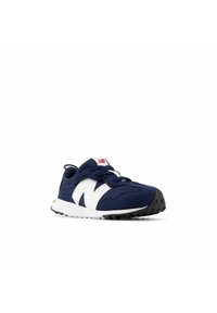 Navy blue urheilusandaalit valkoisilla yksityiskohdilla, teksturoitu verkkomateriaali päällinen, kumipohja, jossa on pito kuvio, ja pyöreä varvastyyli.