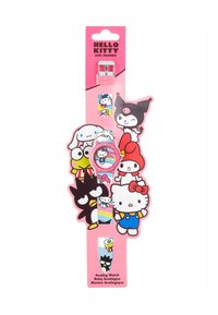 Analoge horloge met een roze band met kleurrijke cartoonfiguren, waaronder Hello Kitty. De wijzerplaat heeft een roze kleur en afbeeldingen van de personages.