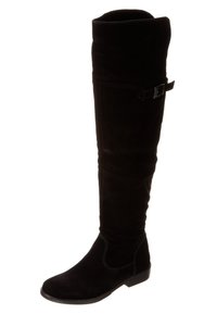Botas de ante negras hasta la rodilla con suela plana, que cuentan con un acento de correa exterior y costuras a contraste a lo largo de los bordes. Textura suave.
