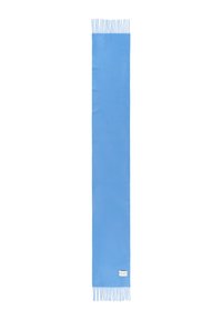 Lichtblauwe sjaal van een zachte stof, met een franjerand en een klein label aan één uiteinde. Rectangulaire vorm, gladde textuur.