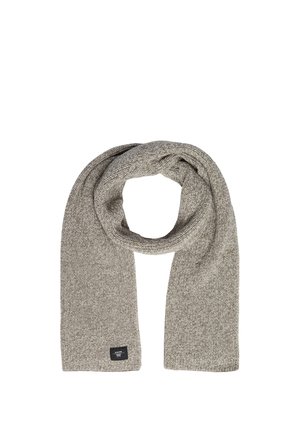 Grauer gestrickter Schal mit einem kleinen schwarzen rechteckigen Etikett an einem Ende, zu einer Schlaufe auf weißem Hintergrund gelegt.