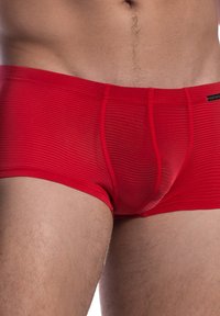 Boxer da uomo rossi con texture ribbata, vita elastica e design aderente per comfort e supporto.