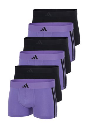 Stos sześciu męskich bokserek na przemian czarne i fioletowe z logo Adidas i trzema bocznymi paskami na fioletowych parach.