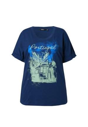 T-shirt bleu marine en coton avec des manches courtes et froncées. Présente un design graphique d'un tram avec "Portugal" en texte clair sur le devant.