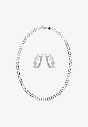 Collar de cadena plateada con eslabones ovalados, complementado con pendientes de diseño en espiral. Ambas piezas presentan un acabado pulido y reflectante.