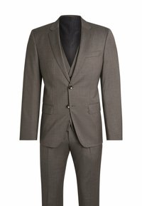 Costume trois pièces marron en tissu texturé. Il comprend un blazer à boutonnage simple avec des revers crantés, deux poches avant et des accents de boutons.