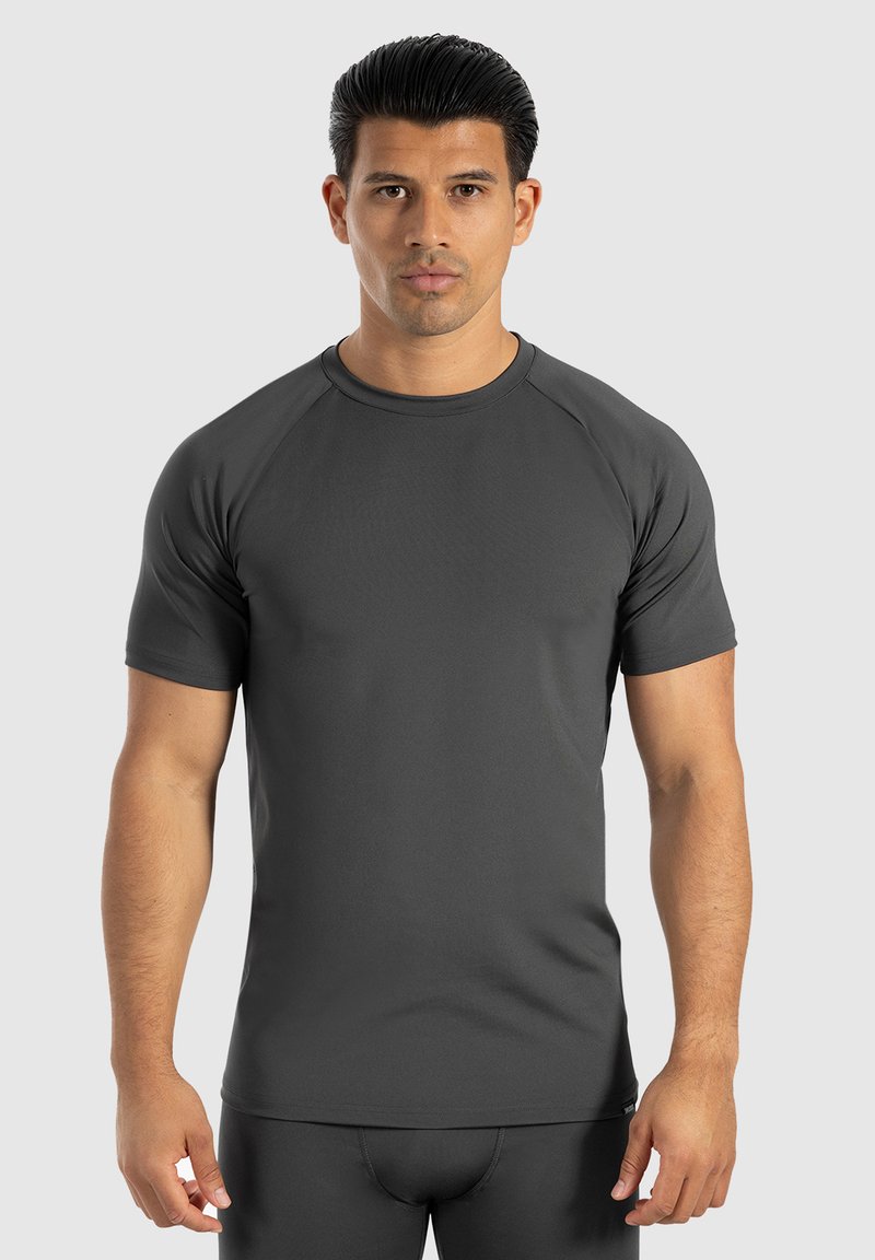 T-shirt atletico a maniche corte, grigio scuro, realizzato in tessuto liscio, con colletto rotondo e maniche raglan per flessibilità e comfort.