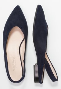 Marineblå ruskind slingback flats med spids tå, udskårne sider og lav sort hæl, med en beige indersål med mærkning.