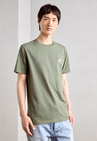 Lindbergh EMBROIDERY TEE - Marškinėliai su spaudiniu - khaki