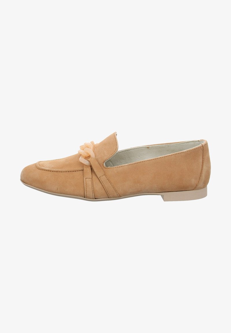 Mocassin en daim couleur fauve avec un petit talon et un détail décoratif de chaîne translucide sur le dessus, vu de côté.